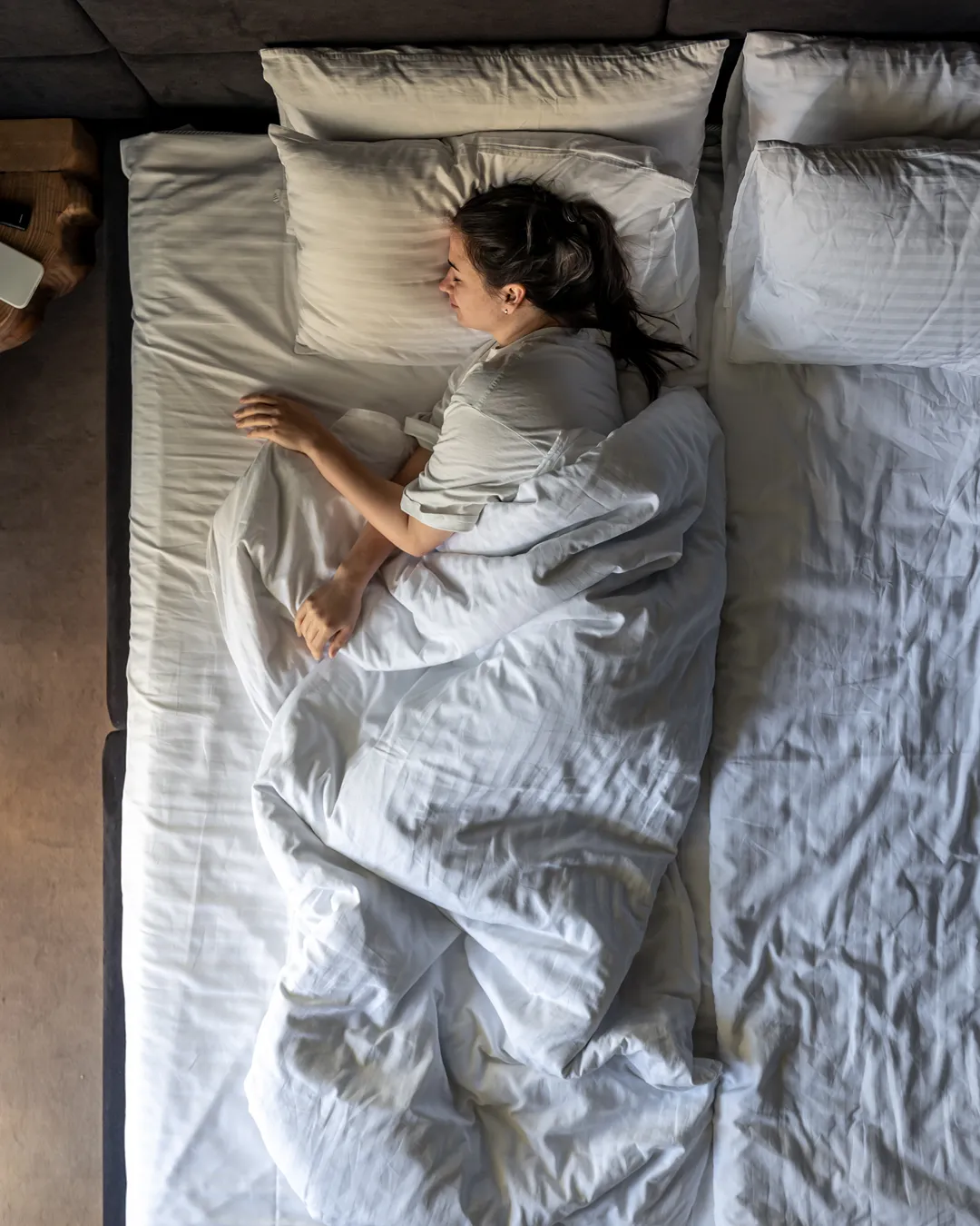 Mujer durmiendo tranquila de noche mientras su casa mantiene la energía